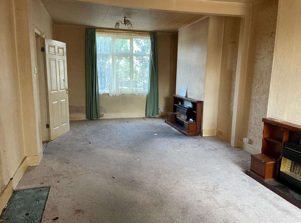 Lot: 82 - THREE-BEDROOM TERRACE HOUSE FOR IMPROVEMENT -